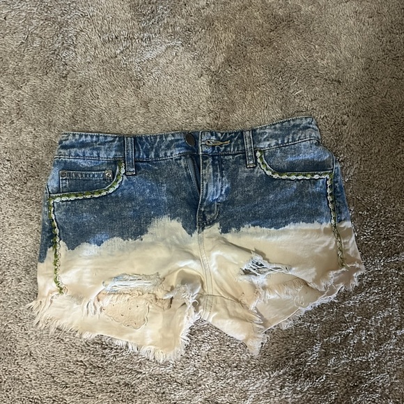Free People Dip Dye Distressed Embroidered Cut Off Jean Denim Shorts Size 26 - Picture 2 of 2
